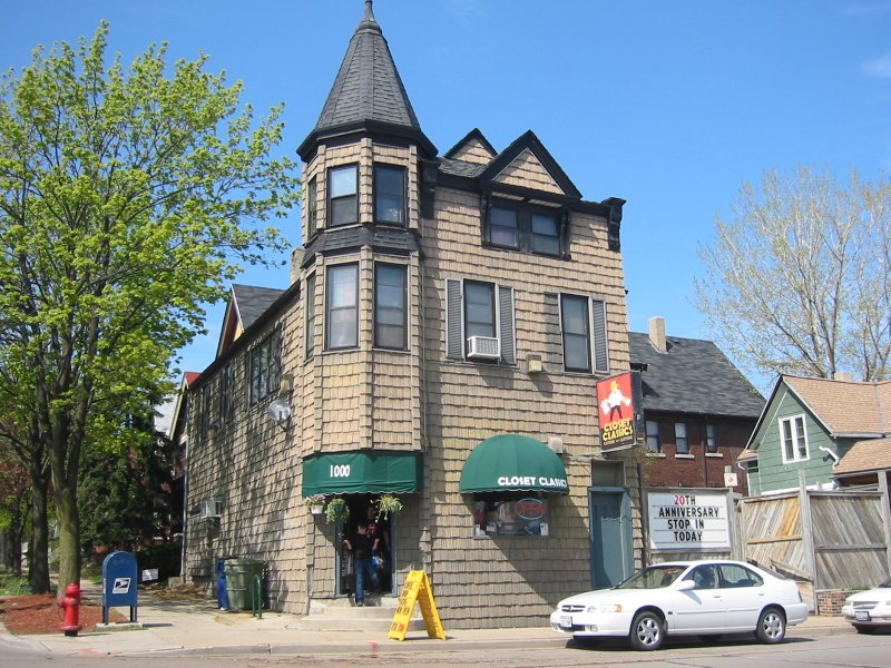 The former bar building as it appeared in 2004