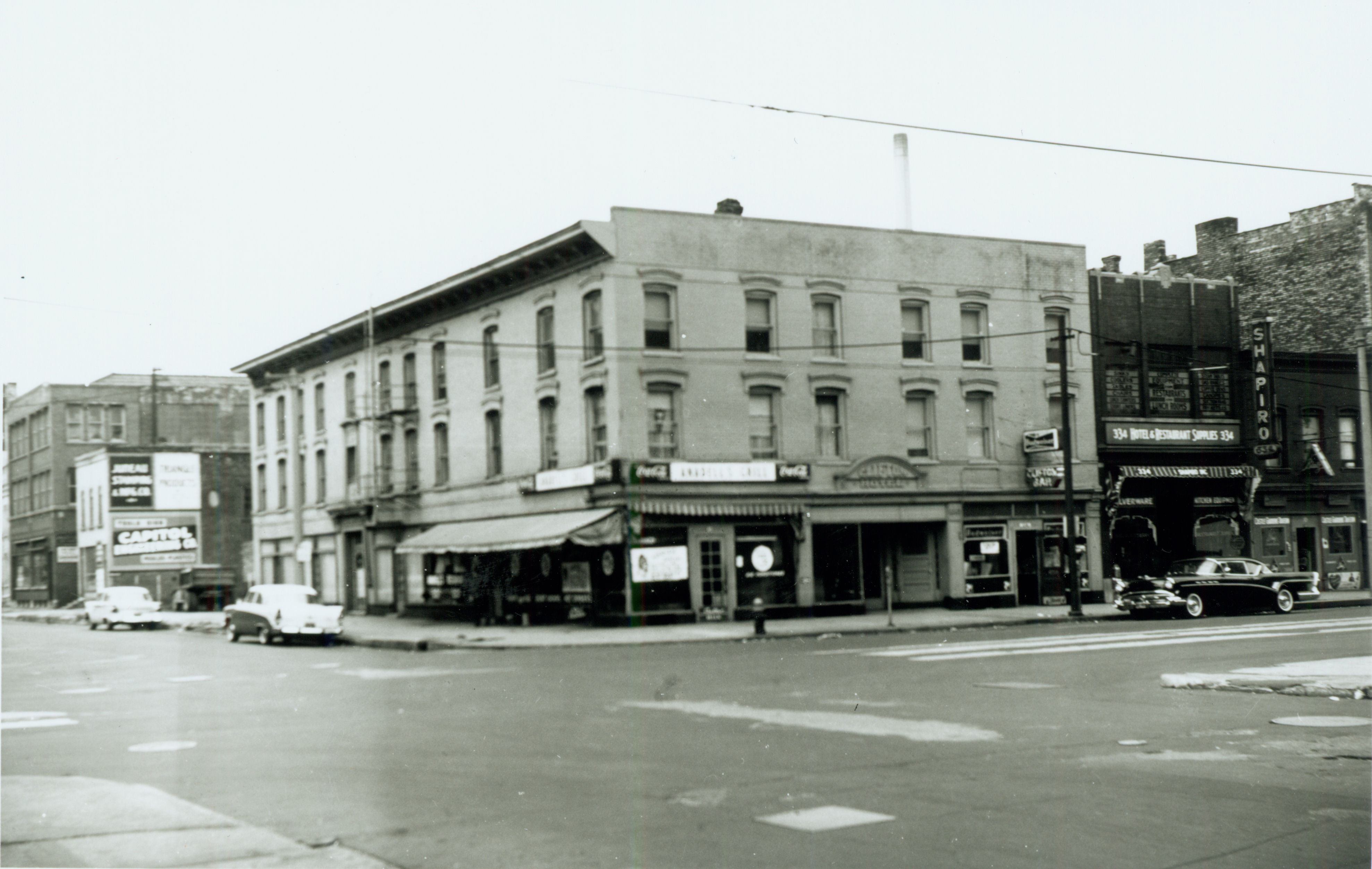 The Clifton House Hotel, with the Clifton Tap at far right, before 1960.