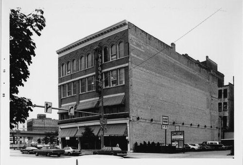 The Papagaio building with its vertical sign, 1985.