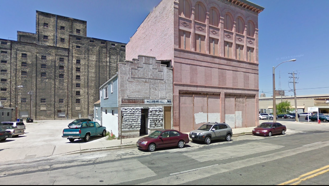 The building as it appeared in 2009 / (shorter building on the left) / (Google images) /